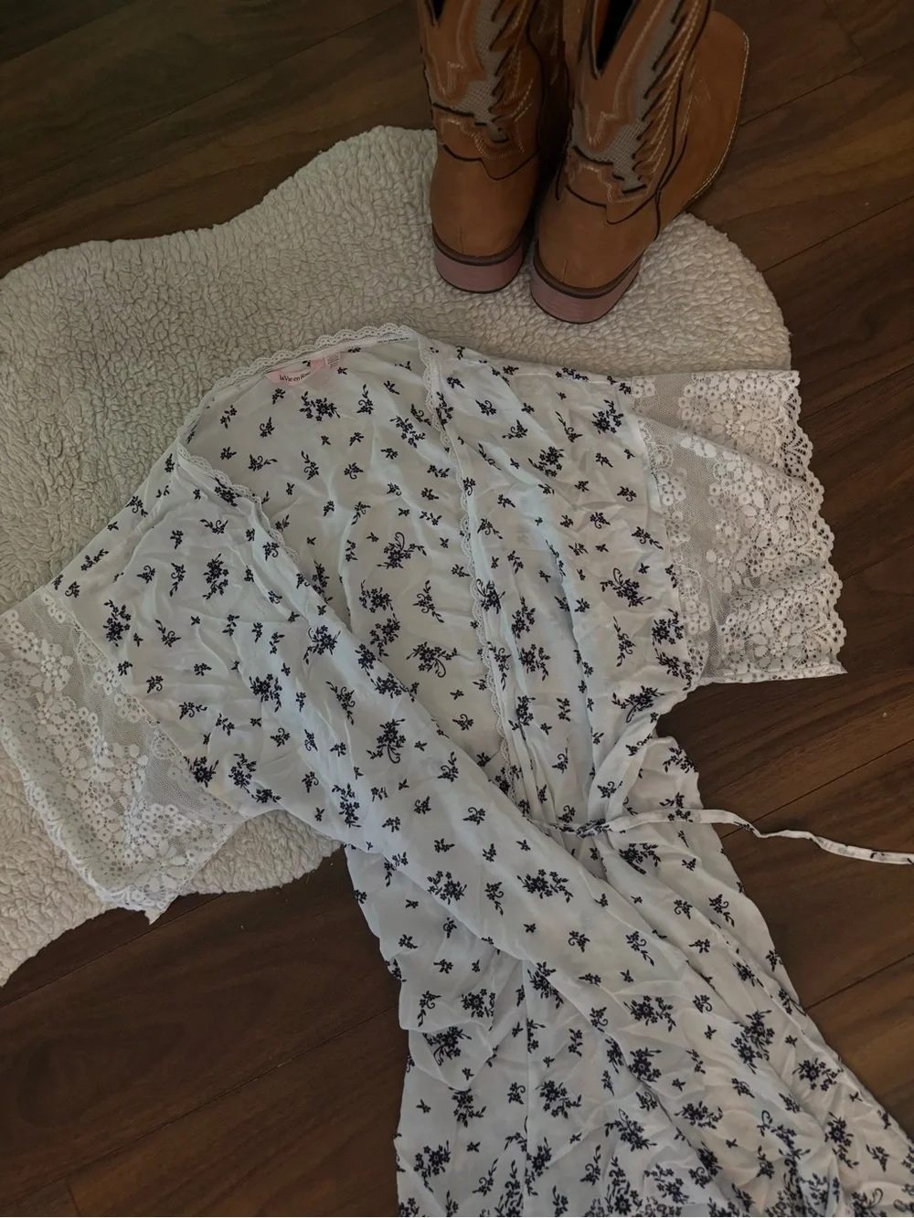🤍LA VIE EN ROSE FLORAL WRAP ROBE - Picture 2 of 4